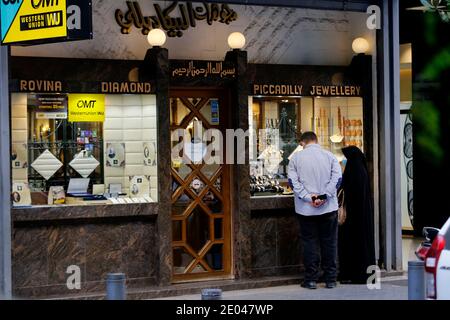 Beirut, Libano. 29 Dic 2020. Una coppia guarda gioielli di fronte alla vetrina di un negozio a Hamra, una delle strade commerciali più popolari a Beirut, capitale del Libano, il 29 dicembre 2020. La crisi economica in corso, oltre alla pandemia di COVID-19, ha spinto migliaia di aziende fuori dal business e più persone fuori dal lavoro. Credit: Bilal Jawich/Xinhua/Alamy Live News Foto Stock