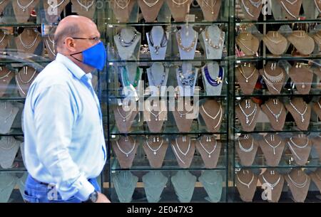 Beirut, Libano. 29 Dic 2020. Un uomo passa accanto a un negozio ad Hamra, una delle strade dello shopping più popolari di Beirut, capitale del Libano, il 29 dicembre 2020. La crisi economica in corso, oltre alla pandemia di COVID-19, ha spinto migliaia di aziende fuori dal business e più persone fuori dal lavoro. Credit: Bilal Jawich/Xinhua/Alamy Live News Foto Stock