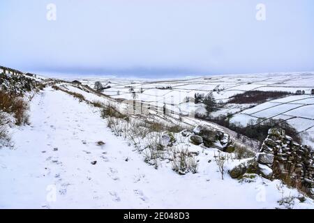 Neve sulle brughiere, paesaggio invernale, pareti in pietra a secco, Crimsworth Dean, Hebden Bridge, Pennines, West Yorkshire, Regno Unito Foto Stock