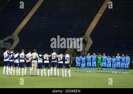 Deepdale Stadium, Preston, Lancashire, Regno Unito. 29 Dic 2020. Campionato di calcio della Lega inglese, Preston North End contro Coventry City; i giocatori di entrambe le squadre osservano un minuto di silenzio in memoria dei fan di Preston e degli ex giocatori che sono passati via durante 2020 Credit: Action Plus Sports/Alamy Live News Foto Stock
