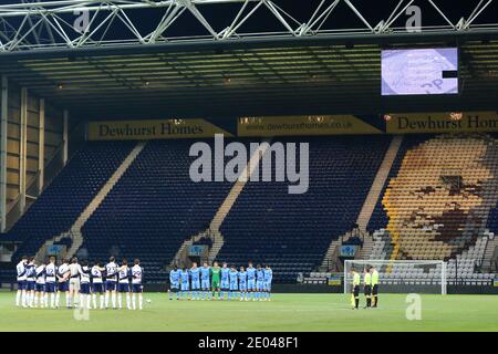 Deepdale Stadium, Preston, Lancashire, Regno Unito. 29 Dic 2020. Campionato inglese di calcio della Lega, Preston North End contro Coventry City; i funzionari della partita e i giocatori di entrambe le squadre osservano un minuto di silenzio in memoria dei fan di Preston e degli ex giocatori che sono passati via durante 2020 Credit: Action Plus Sports/Alamy Live News Foto Stock