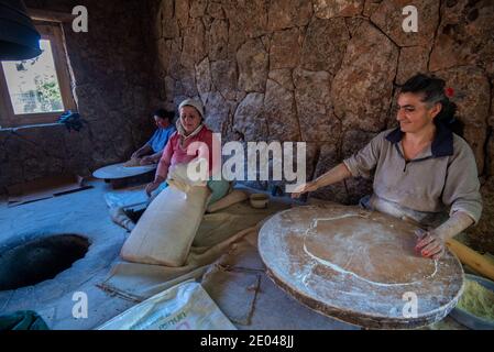 21 maggio 2016 le donne armene fanno il pane tradizionale armeno chiamato lavas, nel villaggio di Aghdzk Foto Stock