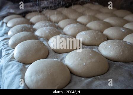 21 maggio 2016 le donne armene fanno il pane tradizionale armeno chiamato lavas, nel villaggio di Aghdzk Foto Stock