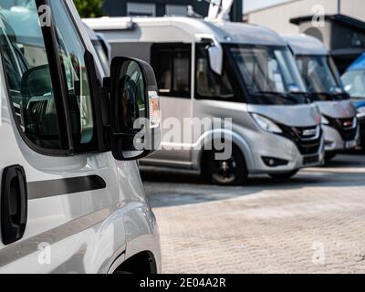 Camping Motorhomes. Veicoli da turismo Vendita. Settore caravaning. Foto Stock