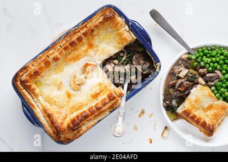 In casa di funghi e torta di fagioli su un sfondo marmo. Foto Stock