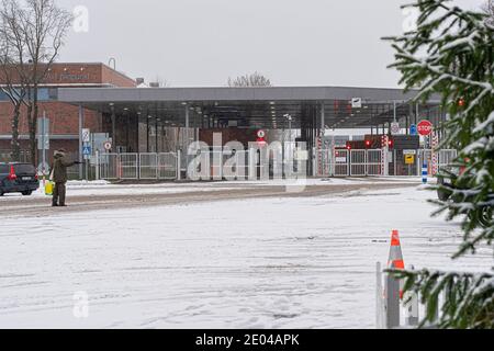 Narva, Estonia. Dicembre 23, 2020 un ramo di abete rosso decorato sullo sfondo delle usanze estoni. Foto di alta qualità Foto Stock