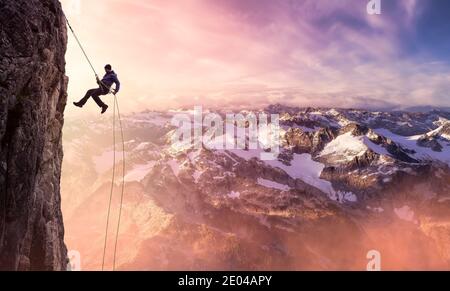 Epico avventuroso Extreme Sport composito di Rock Climbing Man Rappelling Foto Stock