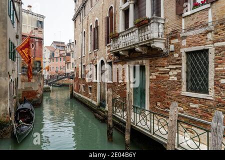 Vecchi edifici tradizionali veneziani sul canale del rio della tetta nel sestiere di Castello, Venezia, Italia Foto Stock