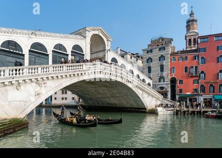 Il Ponte di Rialto sul Canal Grande a Venezia Foto Stock