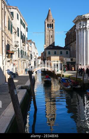 Rio de San Barnaba canale nel sestiere di Dorsoduro con campanile della Chiesa di San Barnaba sullo sfondo, Venezia, Italia Foto Stock