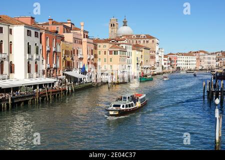 Vecchi edifici tradizionali veneziani sul Canal Grande a Venezia visti dal Ponte degli Scalzi, Italia Foto Stock