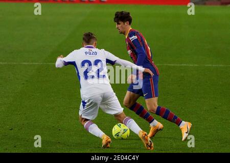 Camp Nou, Barcellona, Catalogna, Spagna. 29 Dic 2020. La Liga Football, Barcellona contro Eibar; il trincao FC Barcelona supera Pozo SD Eibar Defender Credit: Action Plus Sports/Alamy Live News Foto Stock