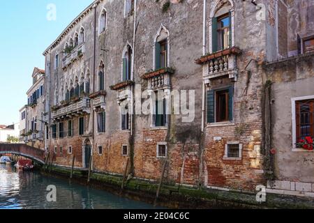 Antico edificio veneziano tradizionale sul canale del rio della Misericordia nel sestiere di Cannaregio, Venezia, Italia Foto Stock
