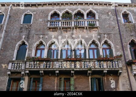 Antico edificio veneziano tradizionale sul canale del rio della Misericordia nel sestiere di Cannaregio, Venezia, Italia Foto Stock