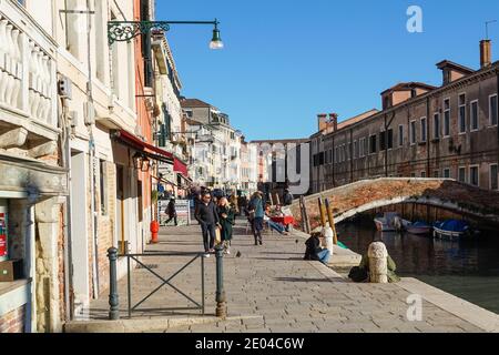 Si cammina sulla Fondamenta Misericordia nel sestiere di Cannaregio, Venezia, Italia Foto Stock