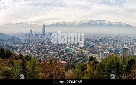 Vista di Santiago dalla collina di San Cristóbal (Cerro San Cristóbal), Santiago, Cile Foto Stock