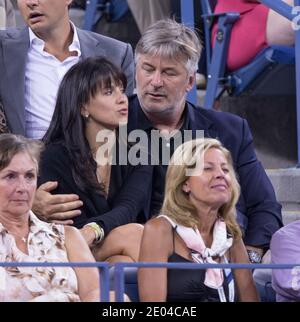 FLUSHING NY- SETTEMBRE 02: Alec Baldwin, Hilaria Thomas guardare Roger Federer sconfiggere Roberto Batista sullo stadio Arthur Ashe all'USTA Billie Jean King National Tennis Center il 2 settembre 2014 inFlushing Queens. Persone: Alec Baldwin, Hilaria Thomas credito: Hoo-me / MediaPunch Foto Stock