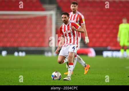 STOKE ON TRENT, INGHILTERRA. 29 DICEMBRE Joe Allen (4) di Stoke City in azione durante la partita del campionato Sky Bet tra Stoke City e Nottingham Forest al Britannia Stadium di Stoke-on-Trent martedì 29 Dicembre 2020. (Credit: Jon Hobley | MI News) Credit: MI News & Sport /Alamy Live News Foto Stock