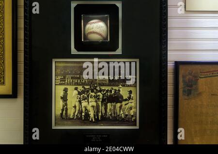 La Hank Aaron Childhood Home and Museum mostra i cimeli della vita del giocatore di baseball, 23 agosto 2017, a Mobile, Alabama. Foto Stock