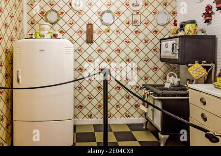 Una cucina degli anni '40 è esposta alla Hank Aaron Childhood Home and Museum, 23 agosto 2017, a Mobile, Alabama. Foto Stock