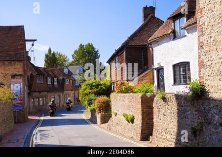 Incantevoli cottage d'epoca sulla strada principale nel villaggio di Alfriston, Sussex orientale, Inghilterra, Regno Unito Foto Stock