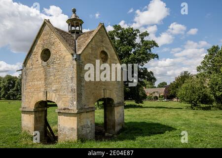 Una colombaia vicino a Chastleton House, una casa di campagna giacobea situata a Chastleton vicino a Moreton-in-Marsh, Oxfordshire. Foto Stock