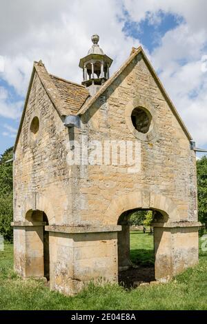 Una colombaia vicino a Chastleton House, una casa di campagna giacobea situata a Chastleton vicino a Moreton-in-Marsh, Oxfordshire. Foto Stock