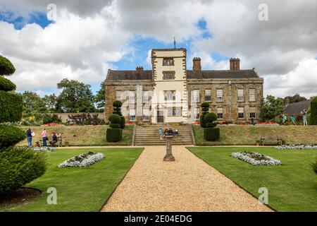 La casa e i giardini di Canons Ashby, un maniero elisabettiano situato a Canons Ashby, Northamptonshire, Inghilterra. Foto Stock