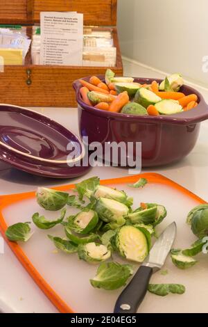 Il banco della cucina residenziale è pieno di preparazione dei pasti, Stati Uniti Foto Stock