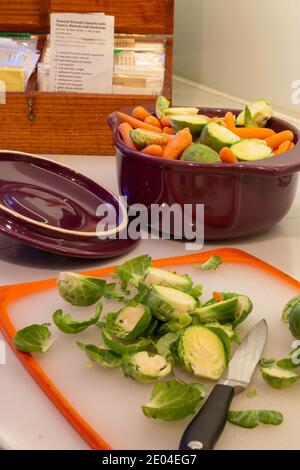 Il banco della cucina residenziale è pieno di preparazione dei pasti, Stati Uniti Foto Stock