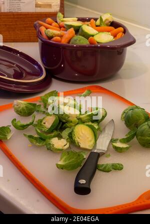 Il banco della cucina residenziale è pieno di preparazione dei pasti, Stati Uniti Foto Stock