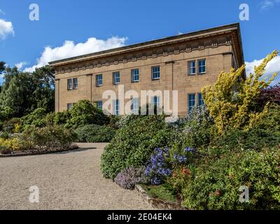 Facciata sud di Belsay Hall, Leeds, England, Regno Unito Foto Stock