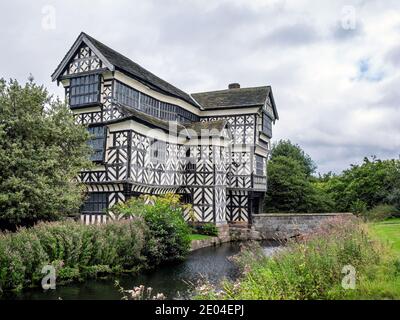 Little Moreton Hall, una casa in legno circondata Tudor maniero ormeggiato vicino a Congleton, Cheshire, di proprietà del National Trust Foto Stock