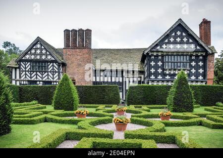 Little Moreton Hall, una casa in legno circondata Tudor maniero ormeggiato vicino a Congleton, Cheshire, di proprietà del National Trust Foto Stock