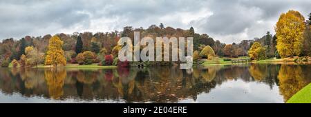 Panorama dei colori autunnali intorno al lago a Stourhead nel Wiltshire, Inghilterra Foto Stock