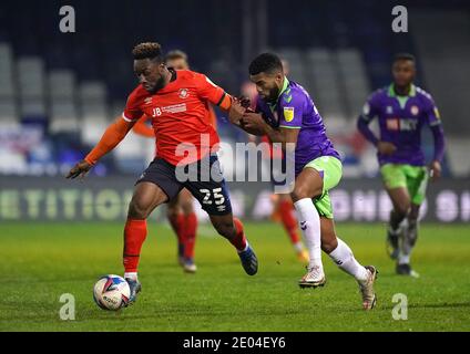 Kazenga LuaLua di Luton Town (a sinistra) e Niclas Eliasson di Bristol City combattono per la palla durante la partita del campionato Sky Bet a Kenilworth Road, Luton. Foto Stock