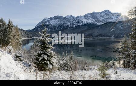 Acqua verde smeraldo del lago Eibsee in inverno Foto Stock