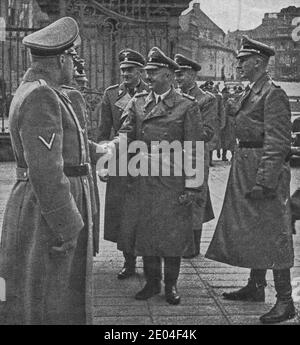 PRAGA, PROTETTORATO DI BOEMIA E MORAVIA - OTTOBRE 1941: Reichsfuhrer Heinrich Himmler saluta altri nazisti al castello di Praga. Sulla destra si trova Reinha Foto Stock
