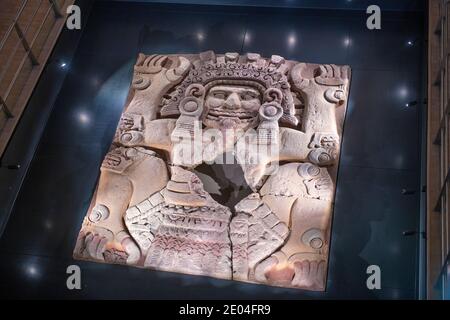 Aztec Tlaltecuhtli scultura in Templo Mayor Grande Tempio nel centro storico di Città del Messico CDMX, Messico. Il centro storico di Città del Messico è un W UNESCO Foto Stock