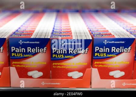 Pacchetti di compresse di sollievo dal dolore in vendita in un supermercato nel Regno Unito. Foto Stock