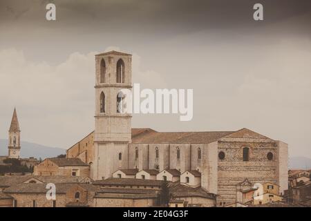 Skyline di Perugia visto dalla terrazza panoramica del vecchio città Foto Stock