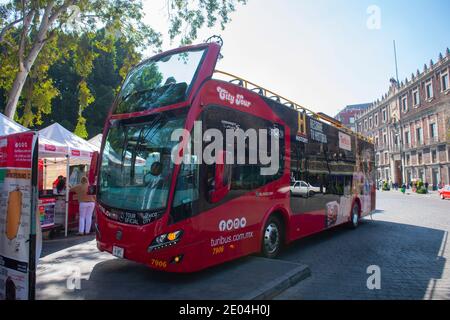 Tour di Città del Messico in autobus a Zocalo Constitution Square nel centro storico di Città del Messico CDMX, Messico. Foto Stock