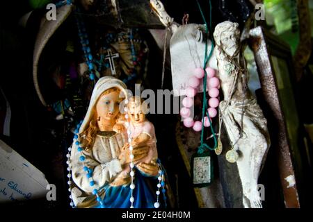 Sulla via Liscanor - Doolin, vicino alle scogliere di Moher, questo pozzo apparentemente santo è pieno di meravigliose offerte votive decadenti. Santa Brigida mai Foto Stock