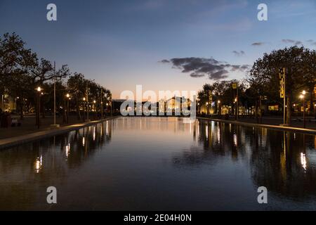 Amsterdam Oktober Paesi Bassi 18 2018 quartiere dei musei, Museumplein ad Amsterdam vista verso il Concertgebouw in serata Foto Stock