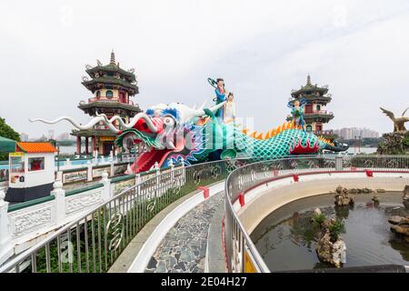 Padiglioni primaverili e autunnali presso lo stagno di loto a Kaohsiung, Taiwan Foto Stock