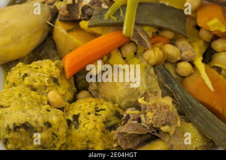 Primo piano di una ciotola con stufato, un tipico cibo valenciano fatto con verdure, pollame e polpette Foto Stock