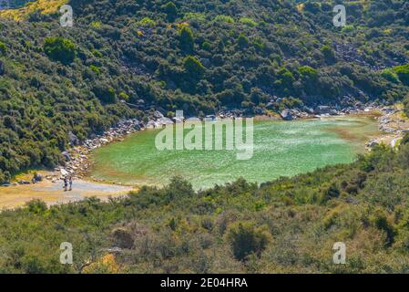 Laghi blu vicino al ghiacciaio Tasman a Aoraki / Mt Cook Parco nazionale in Nuova Zelanda Foto Stock