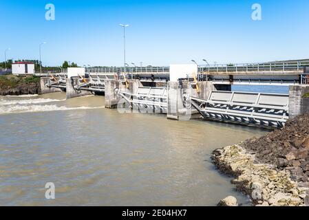Vista di un piccolo plat idroelettrico su un fiume una giornata estiva limpida Foto Stock