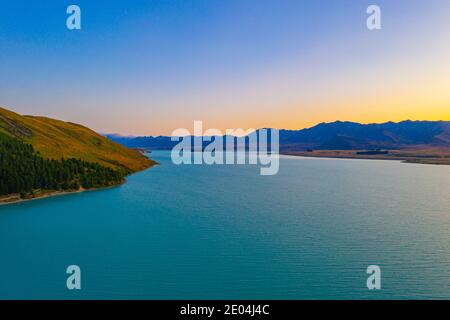 Vista al tramonto sul lago Tekapo in Nuova Zelanda Foto Stock