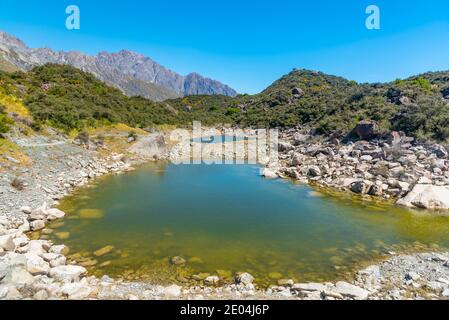 Laghi blu vicino al ghiacciaio Tasman a Aoraki / Mt Cook Parco nazionale in Nuova Zelanda Foto Stock